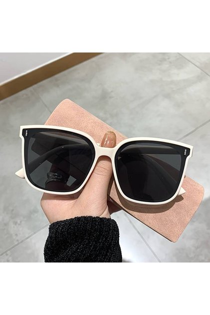نظارات شمسية نسائية بإطار أبيض