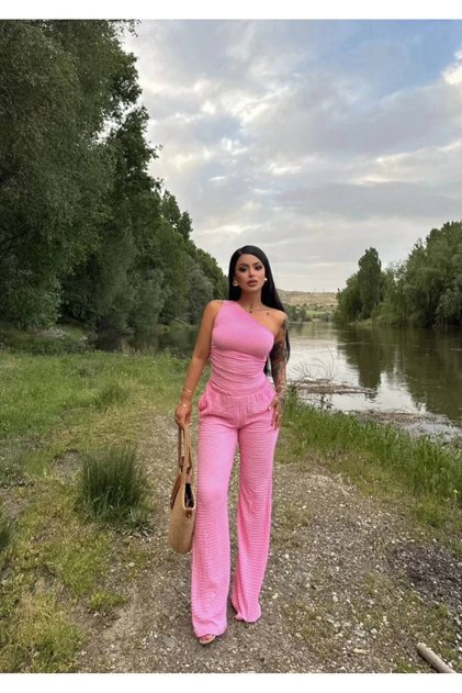 Set top cropped cu decolteu asimetric, pe un umăr, cu pantaloni palazzo cu talie elastică și buzunare, material tip waffle