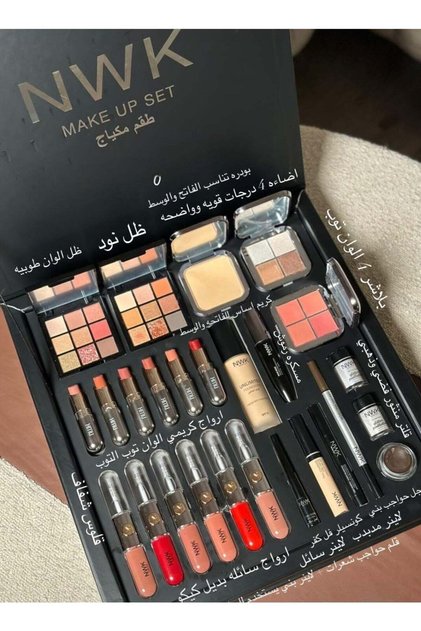 مجموعة مكياج فاخرة داخل صندوق
