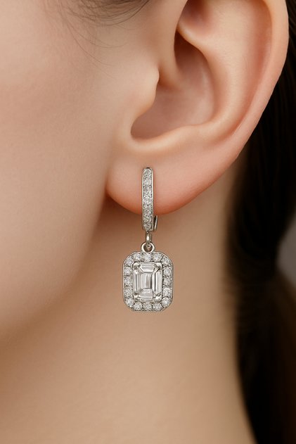 Işıklı kutuda, 2 karat baget sallantılı küpe
