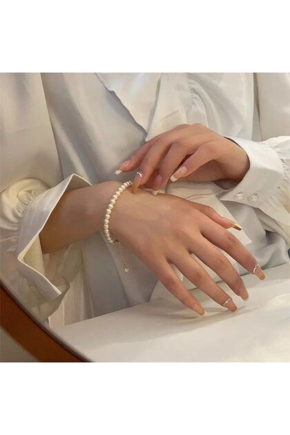 Women's Bracelet with Pearl Detail to Complete Your Elegance