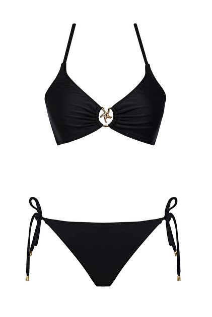 Speziell gestaltetes Bikini-Set mit Zubehör