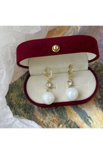 Elegant Pearl Earrings to Complement Your Elegance