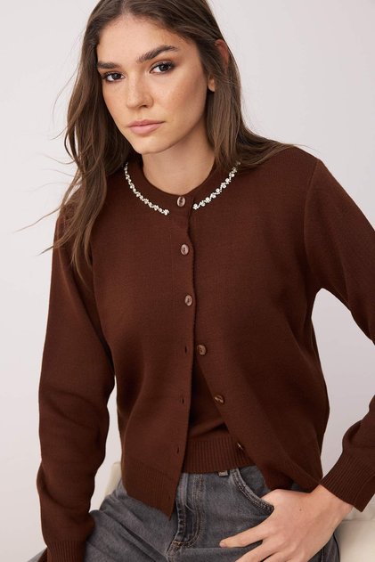Braune, mit Edelsteinen besetzte, weich strukturierte Strickjacke-Bluse aus zwei Strickwaren TWOAW26HI00007