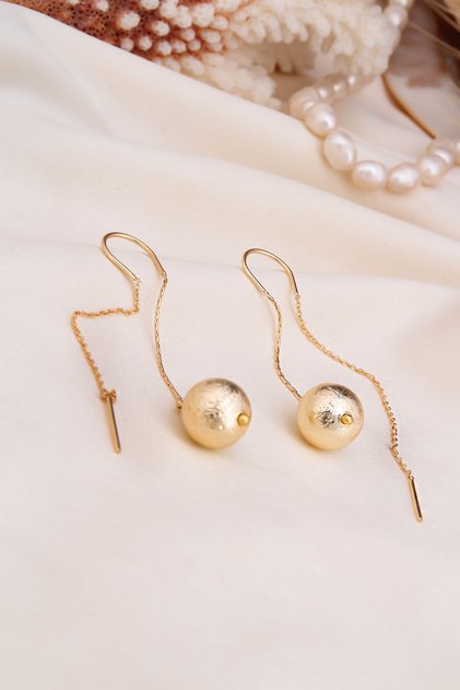 Kadın Zincirli Gold Top Aparat Detaylı Çift Küpe
