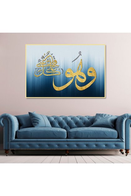 لوحة قماشية بتصميم وهو على كل شيء قدير مع برواز ذهبي مجوف