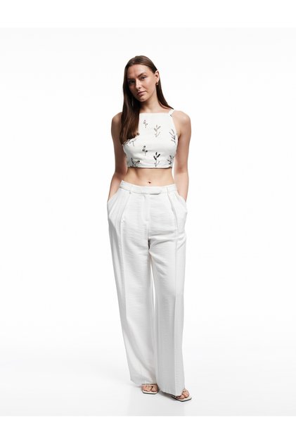 Bluză crop florală cu guler halter cu detaliu de broderie