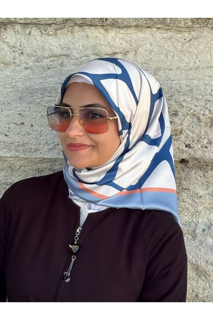 وشاح من نسيج حريري منقوش