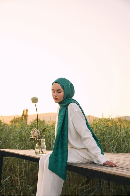 شال جاكار حريري أخضر زمردي