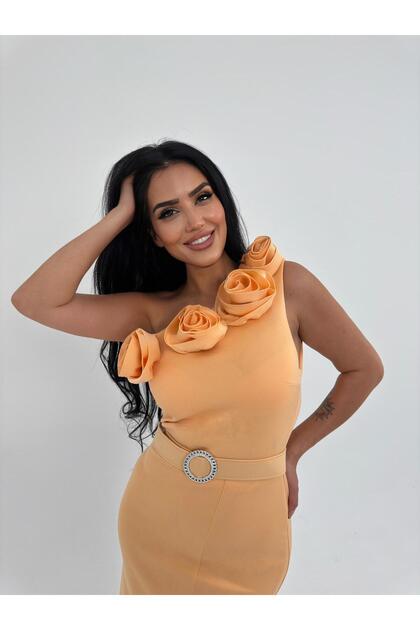 Damenkleid aus importiertem Scuba-Kreppstoff mit Rosendetails und Gürtel