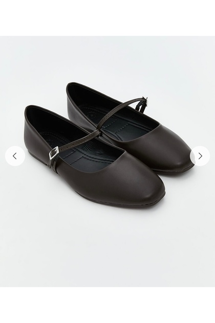 حذاء باليرينا بتفاصيل مشبك بني فاتح