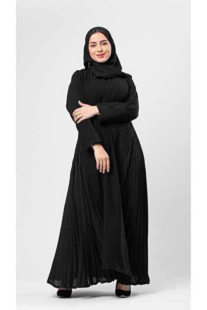 عباية سوداء مع طيات جانبية