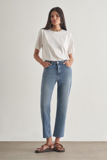 Kesik Paça Mom Fit Açık Mavi Denim Pantolon