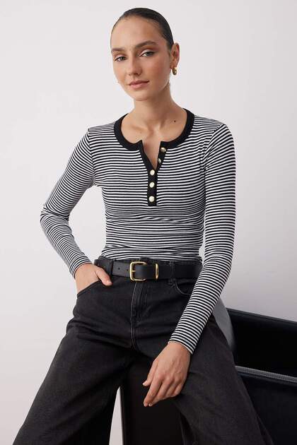 Siyah Bisiklet Yaka Düğmeli Fitted/Vücuda Oturan Esnek Fittilli Örme Bluz TWOAW26BZ00063