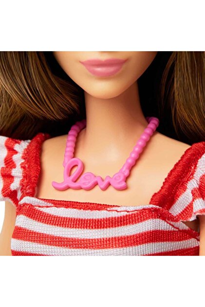 Barbie Dünyayı Geziyoruz Paris Macerası Bebek ve Aksesuar Seti