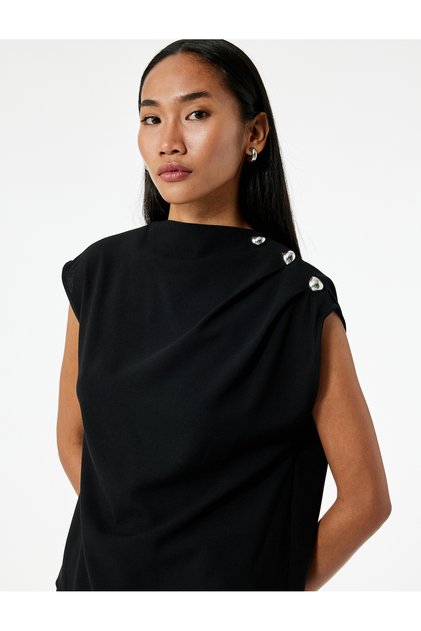 Comfortable Fit Accessory Detailed Crew Neck Sleeveless Blouse