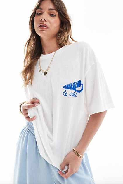 Women's White Oversized Summer T-Shirt – Le Soleil Seashell and Tropical Back Print, Relaxed Fit
