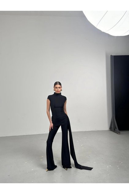 Siyah Drape Ve Etek Detaylı Tulum