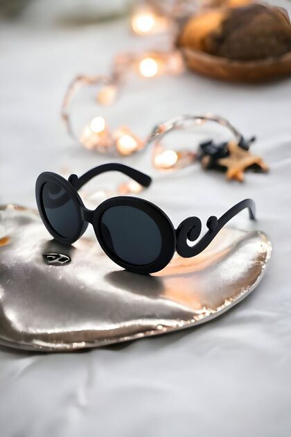 نظارات شمسية للأطفال بيضاوية الشكل باللون الأسود للجنسين من Twisted UV400
