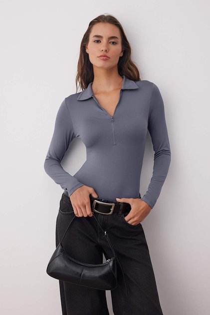 Body elastic cu fermoar antracit și detaliu la guler TWOAW24BD00005