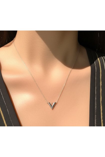 قلادة فضية اللون من الفولاذ على شكل حرف V