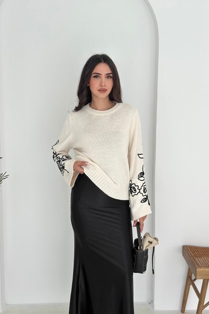Španělský svetr s měkkým texturovaným vzorem a vyšívaným úpletem AW25KZ0006