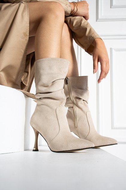 Helen Beige Cow Suede 7 cm Heel Pointed Toe Boots Botti̇e