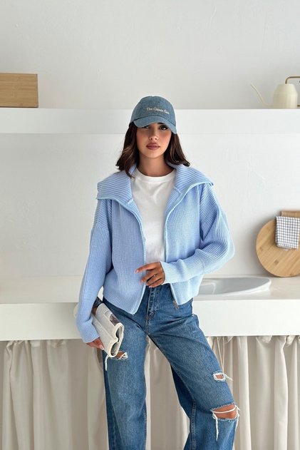 سترة تريكو أساسية كبيرة الحجم ذات ياقة مطوية وسحاب AW25HI0016