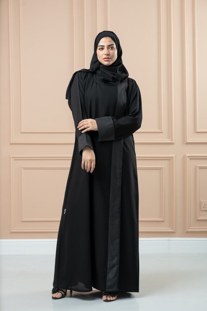 عباية نسائية من لافينيا. قماش كريب خليجي مرد كريستال.