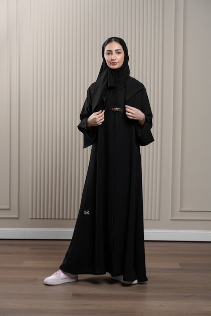 عباية لافينيا النسائية، بتصميم ربع واسع مع واجهة على شكل سترة وحزام ذهبي.