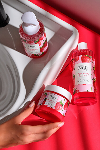 THE BATH FACTORY Strawberry Passion Duş Jeli + Vücut Peelingi +