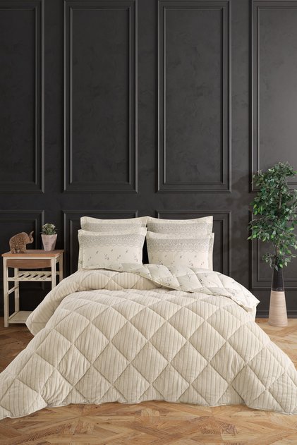 King Size (Battal Boy) Striped Jakarlı Wellsoft Yorgan + 2 Volanlı Yastık Kılıfı