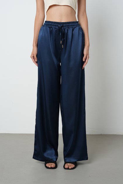 Pantaloni de damă din satin de culoare bleumarin deschis, cu picioare largi, cu talie elastică