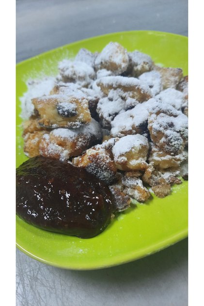 Viyana Kaiserschmarrn 350g, mor erik sosu eşliğinde.