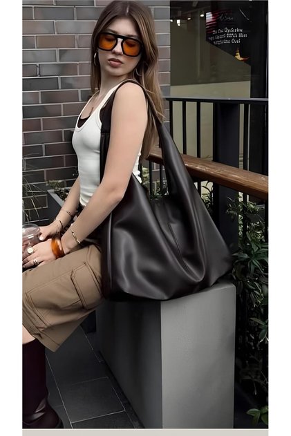 Btg Brown Large Shoulder Bag – Elegant & Luxurious Look