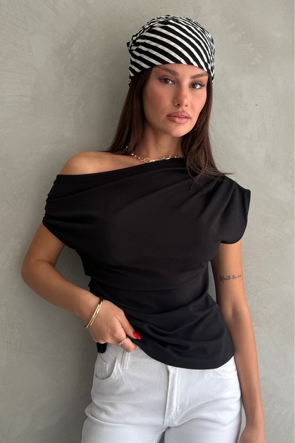 Büzgü/Drape Detaylı Dökümlü Asimetrik Yaka Örme Bluz