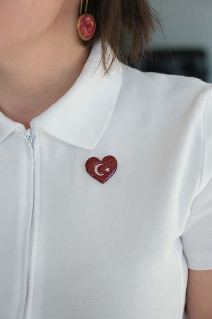 Türk Bayrağı Kalp Seramik Broş - Rozet - Yaka iğnesi