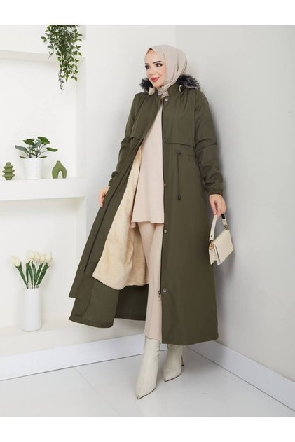 Women's Full-Length Coat with Zipper Closure and Fur Lining