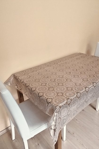 DANTEL GÖRÜNÜMLÜ ÜSTÜ ŞEFFAF KAPLI MUŞAMBA MASA ÖRTÜSÜ -BAKIR RENK-FARKLI ÖLÇÜLERDE-HLK