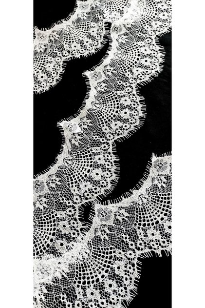 White Bearded Lace Edge Wave Model (3 Mt)