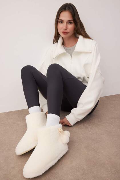 Trendyolmilla Shoes Ekru Ponpon Detaylı Peluş Kadın Panduf Ev Botu