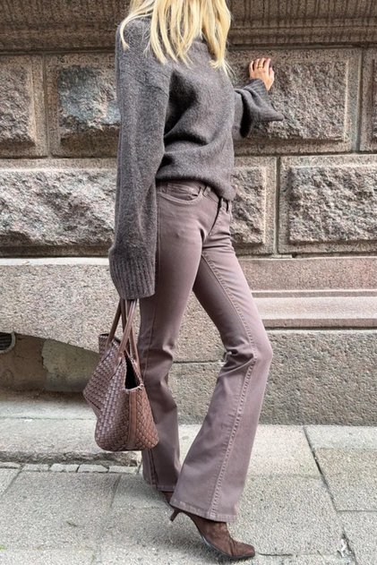 Pantaloni de damă maro cu talie joasă, cu tăietură bootcut, cu cusături, blugi