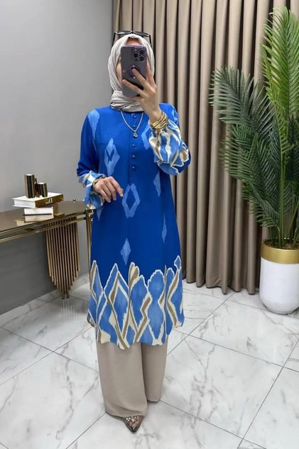 DALGA TAKIM Costum din țesătură de viscoză pentru femei, indigo, cu nasturi deschizabili și pantaloni cu model, set din două piese.