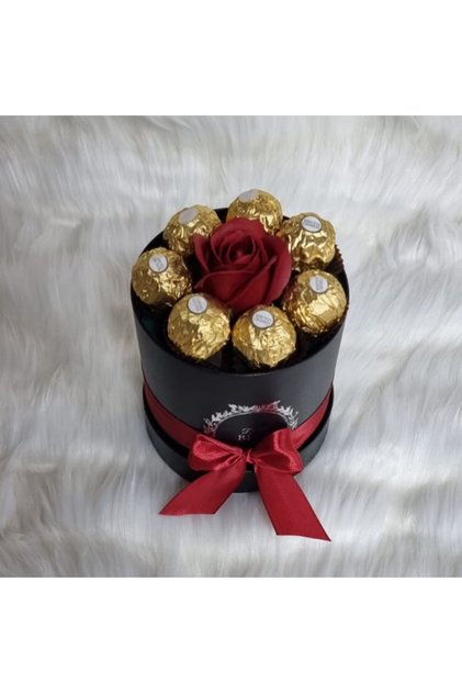 Cutie cadou pentru femei neagra, Sweet Flower, trandafir de sapun si 7 praline Ferrero Rocher, Rosu