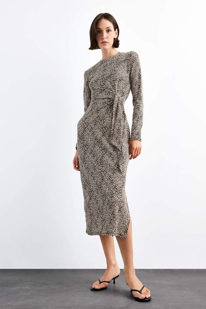 Langärmliges Midikleid mit Leopardenmuster und überkreuzten Trägern G0737AX25SM