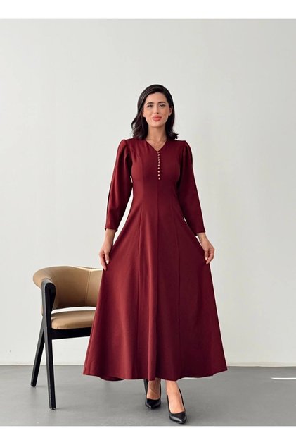 فستان نسائي طويل بياقة على شكل حرف V مع تفاصيل أزرار أمامية وتصميم ضيق عند الخصر مناسب للمناسبات الخاصة واليومية