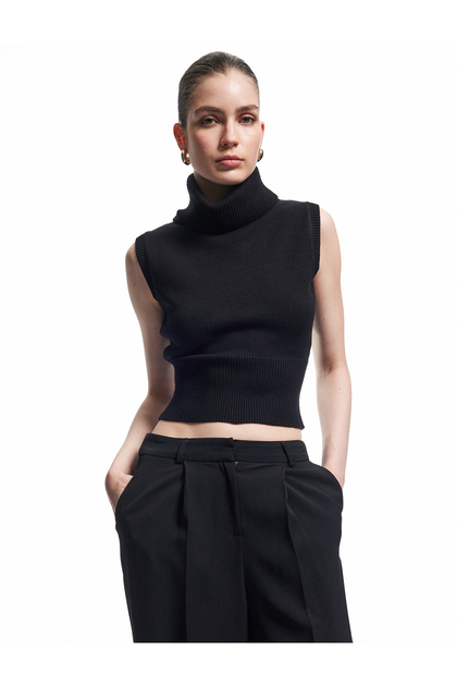 Sleeveless Turtleneck Knit Blouse