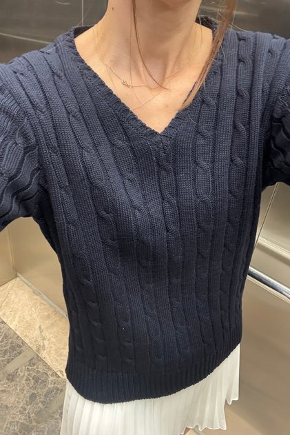 سترة تريكو قطنية أساسية بياقة على شكل حرف V AW25KZ0030