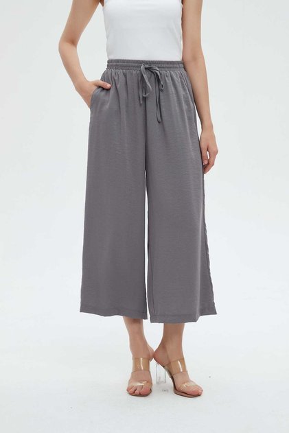 Relaxed Fit Three-Quarter Pants