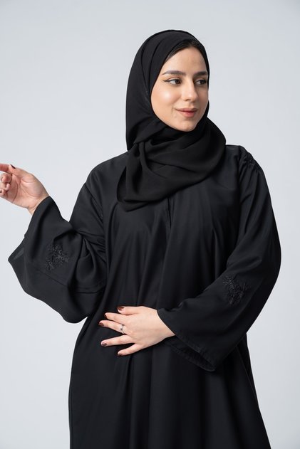 عباية سوداء بتصميم كرنش كوت